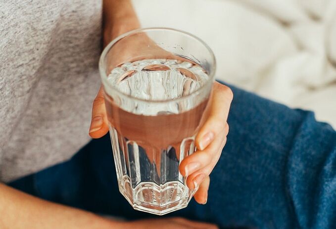 Vaso con agua limpia
